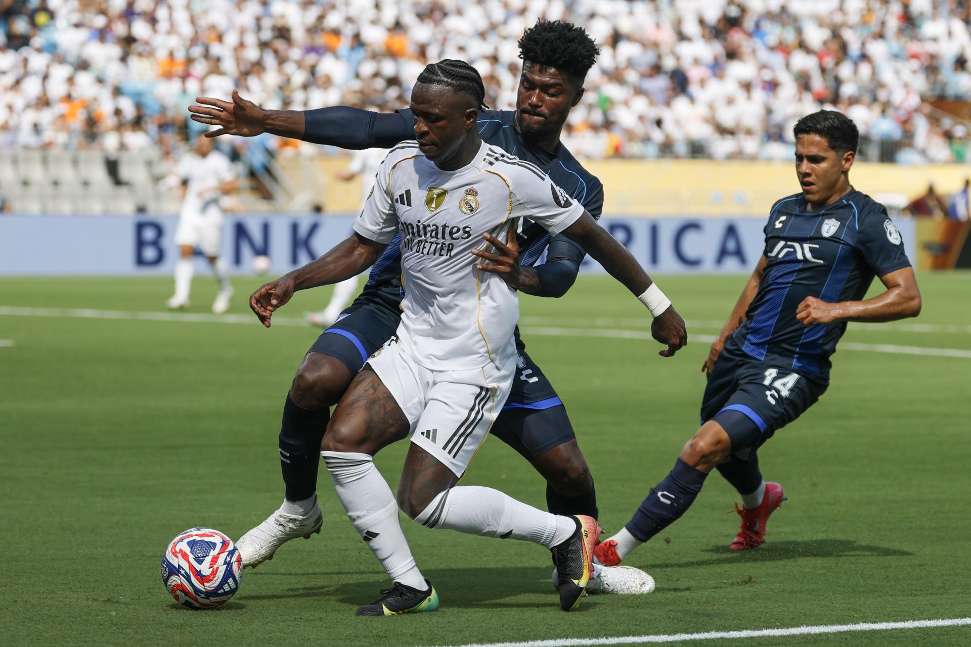 Vinicius Junior, del Real Madrid, disputa el balón con Eduardo Bauermann, del Pachuca. EFE/EPA/ERIK S. LESSER
