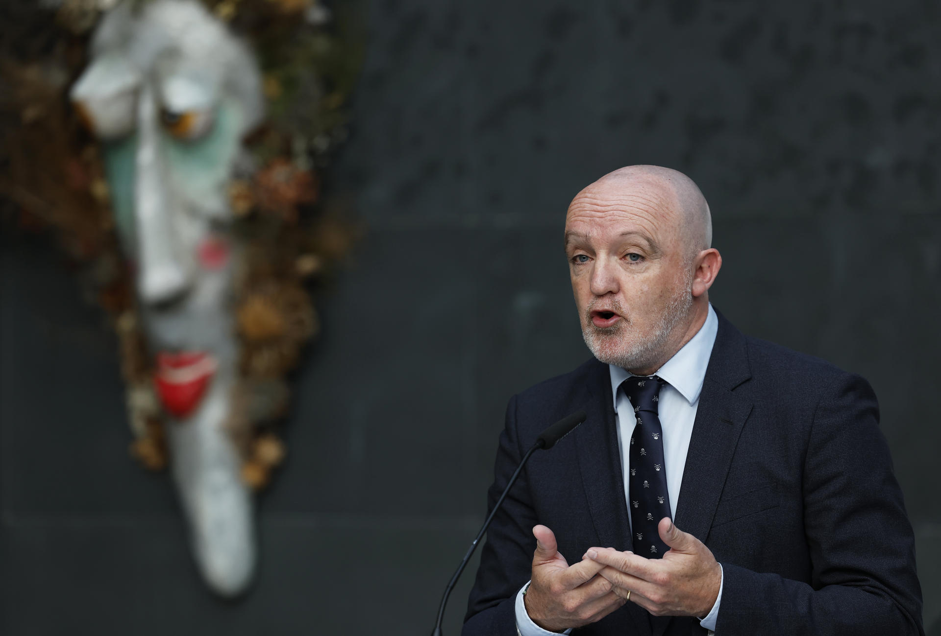El portavoz del grupo parlamentario del UPN, Javier Esparza atiende a los medios de comunicación en el atrio del Parlamento antes de comenzar la sesión plenaria celebrada este jueves. EFE/ Jesús Diges