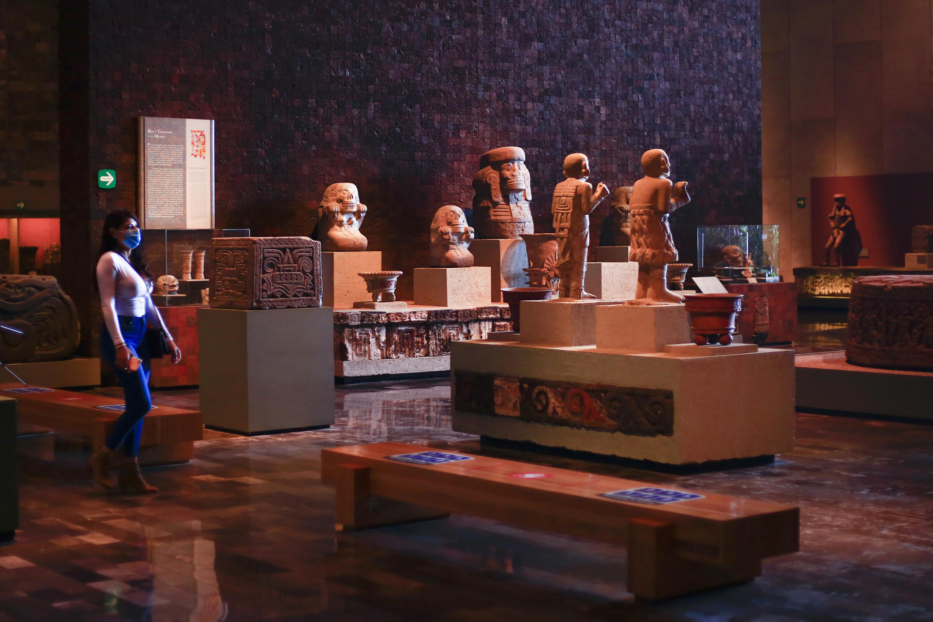 Fotografía de archivo de visitantes en una sala de exposición del Museo Nacional de Antropología de la Ciudad de México. (México). EFE/ Carlos Ramírez