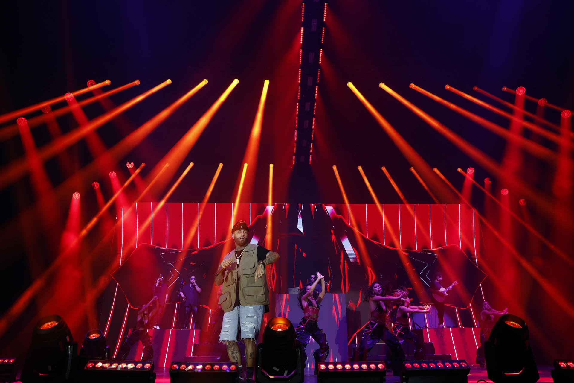 El reguetonero de origen puertorriqueño Nicky Jam abre su gira europea en el Navarra Arena de Pamplona como protagonista del Universa Festival. EFE/ Jesús Diges