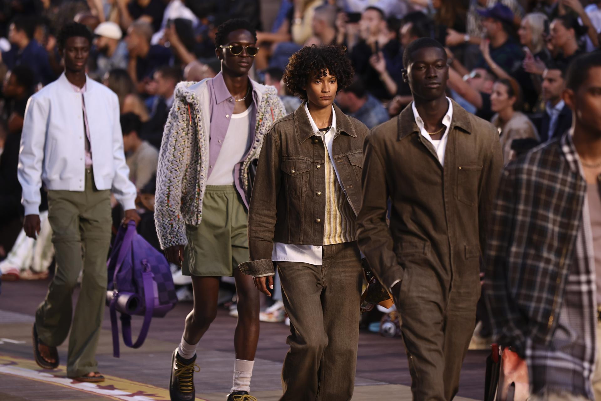 Modelos presentan creaciones de la colección Primavera/Verano 2026 del músico y diseñador estadounidense Pharrell Williams para la casa de moda Louis Vuitton durante la Semana de la Moda de París, en París, Francia, 24 de junio de 2025.EFE/TERESA SUAREZ