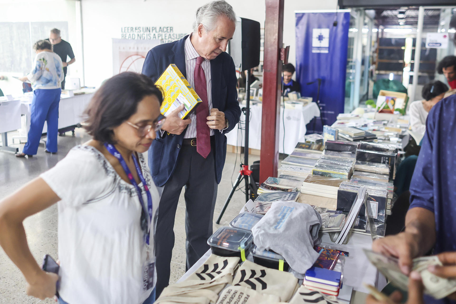 El consejero Cultural de la Embajada de España en Venezuela, Pedro Martinez-Avial, asiste a la segunda edición de la Feria de Editoriales Independientes de Venezuela (FEIV) en el Banco del Libro este viernes, en Caracas (Venezuela). EFE/ Miguel Gutiérrez