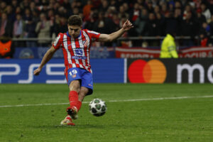 El delantero argentino del Atlético de Madrid Julián Álvarez, en su lanzamiento en la tanda de penaltis durante el partido de vuelta de los octavos de final de la Liga de Campeones ante el Real Madrid. EFE/JJ Guillén