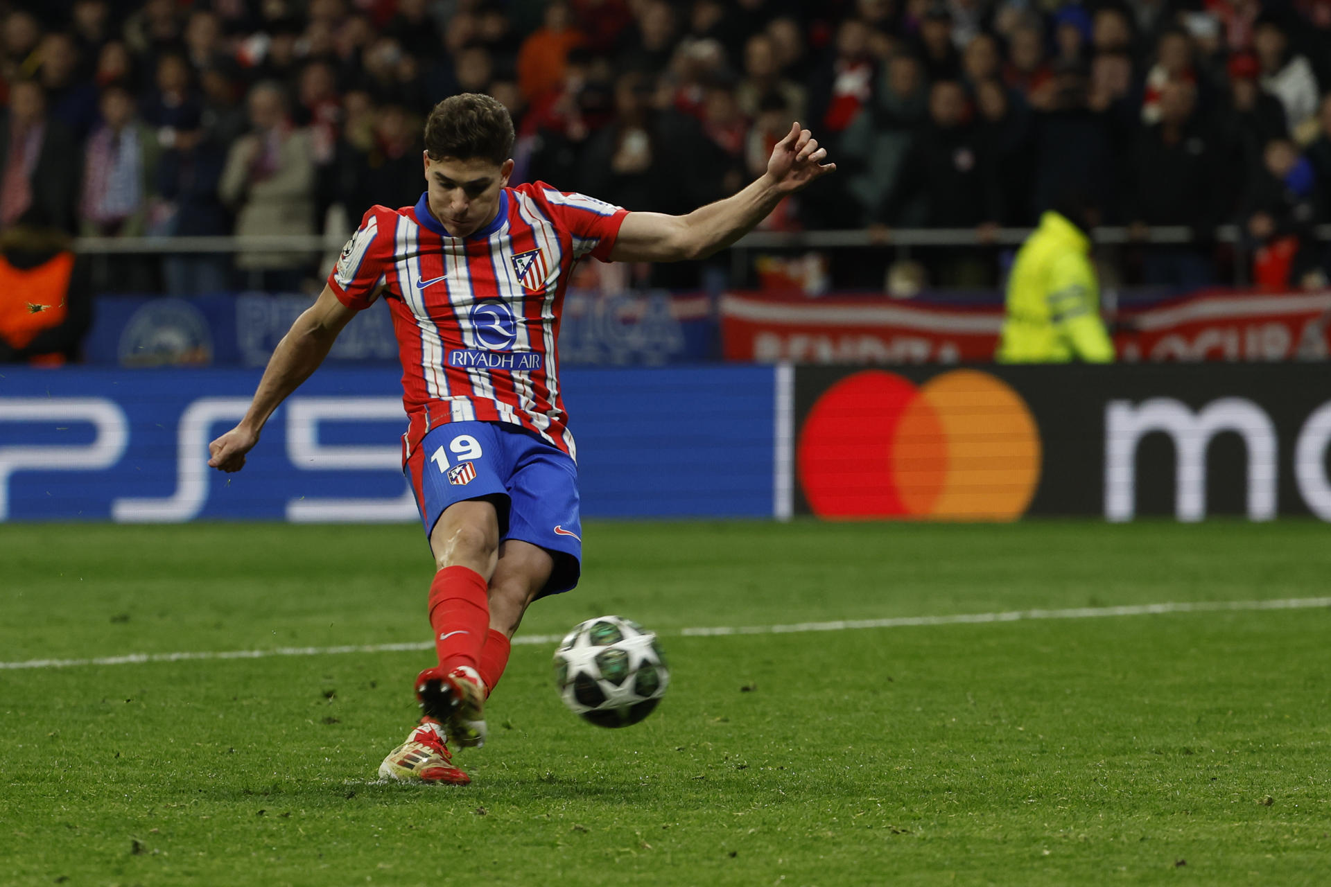 El delantero argentino del Atlético de Madrid Julián Álvarez, en su lanzamiento en la tanda de penaltis durante el partido de vuelta de los octavos de final de la Liga de Campeones ante el Real Madrid. EFE/JJ Guillén