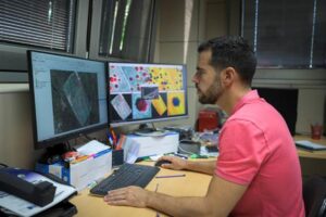 El investigador del IAS-CSIC Alberto Hornero.El Instituto de Agricultura Sostenible (IAS) del CSIC ha desarrollado un sistema automatizado de alerta temprana para la vulnerabilidad forestal, es decir, avisar de la mortalidad temprana de pinares y encinares. El proyecto, del que forman parte la Universidad de Córdoba y la organización privada de investigación portuguesa CoLAB ForestWISE, cuenta con financiación europea en cascada desde la European Forest Institute de Finlandia.EFE/Alejandro Muñoz/CSIC//SOLO USO EDITORIAL/SOLO DISPONIBLE PARA ILUSTRAR LA NOTICIA QUE ACOMPAÑA (CRÉDITO OBLIGATORIO)//