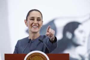 La presidenta de México, Claudia Sheinbaum, habla durante una rueda de prensa este viernes, en Palacio Nacional de la Ciudad de México (México). EFE/ Mario Guzmán