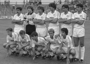 Partido entre el Castilla, filial del Real Madrid, y el Granada en el Santiago Bernabéu que finalizó 2-1 el 22 de octubre de 1983. El equipo formado: Juanito, Ochotorena, Martín Vázquez, Francis, Pérez Durán y Michel. Abajo: Martín, Butragueño, Ángel de las Heras, Pardeza y Sanchís. EFE/aa