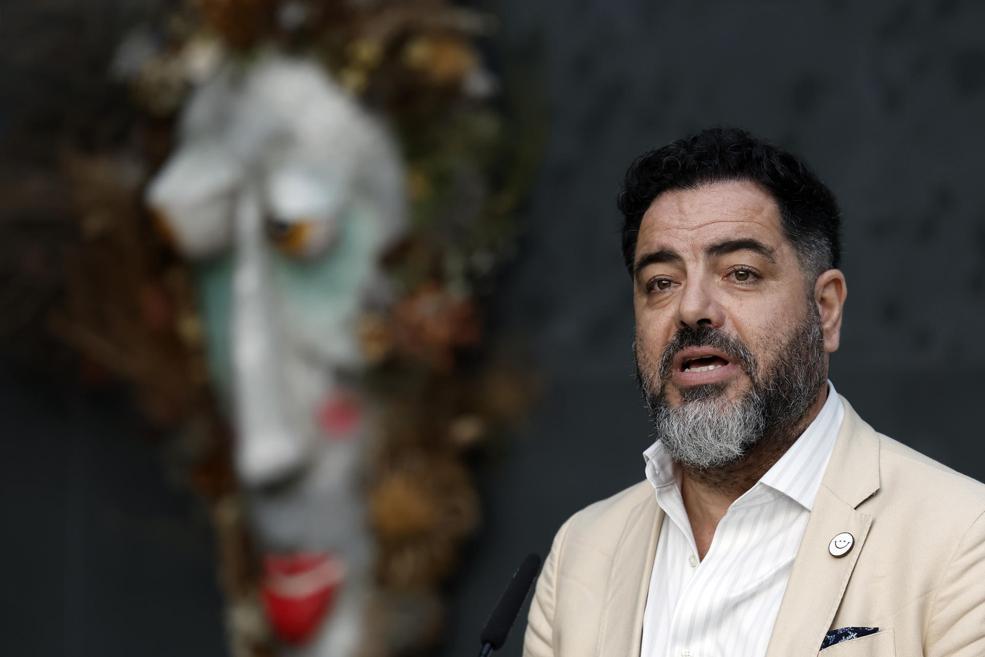 El portavoz del grupo parlamentario del PSN, Ramón Alzorriz en el atrio del Parlamento navarro.  El PSN mantiene su confianza en el diputado navarro Santos Cerdán mientras que los grupos de la oposición en el Parlamento Foral piden la creación de una comisión de investigación sobre la adjudicación de los túneles de Belate, de la que resultó adjudicataria una UTE de la que formaba parte la empresa Servinabar, registrada por la UCO este martes. EFE/ Jesús Diges