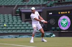 Foto de archivo de Novak Djokovic, durante un entrenamiento en la pasada edición de Wimbledon. EFE/EPA/NEIL HALL