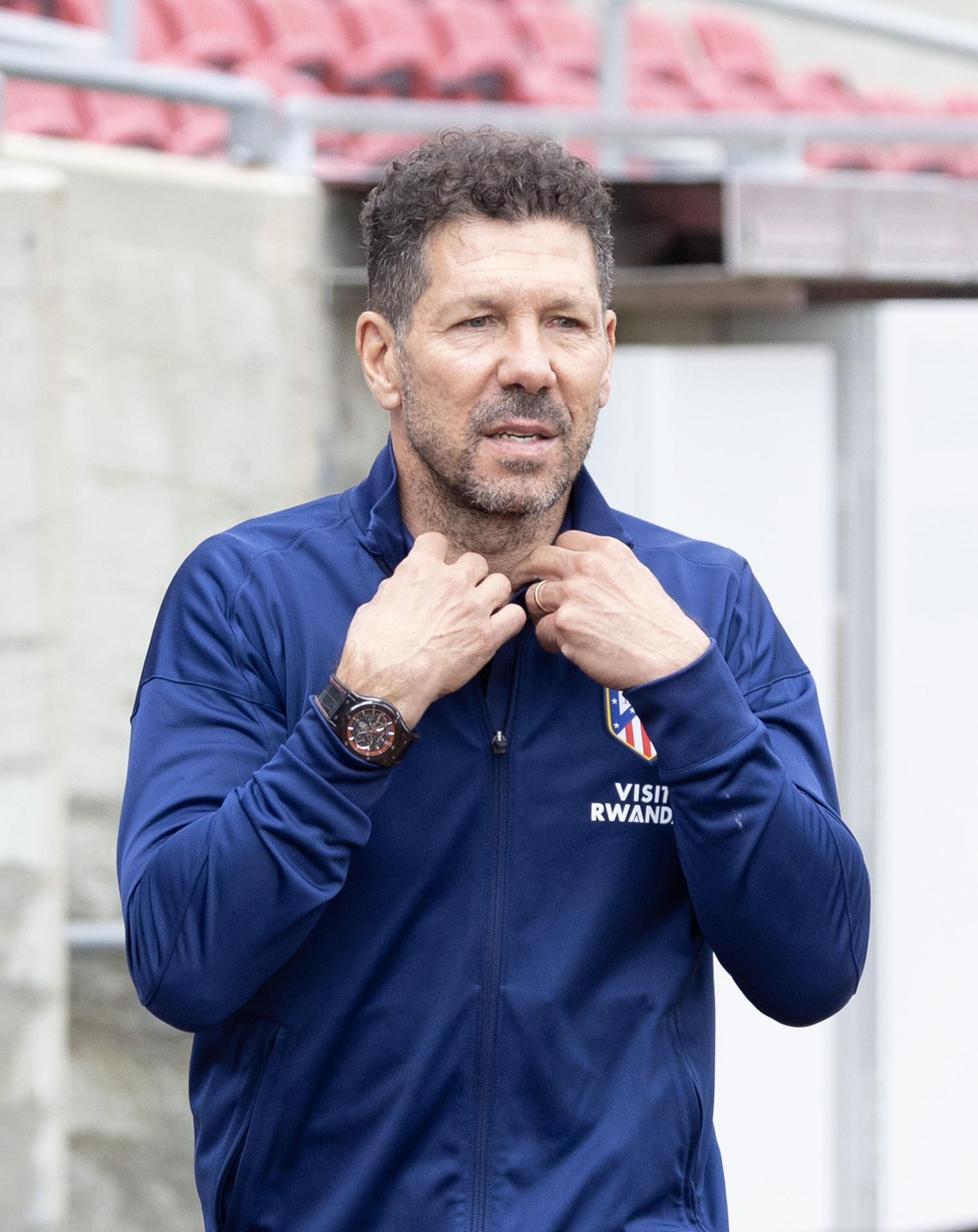 El entrenador del Atlético de Madrid, Diego Simeone, participa durante un entrenamiento este sábado en el Memorial Coliseum de Los Ángeles (EE.UU.). EFE/Armando Arorizo
