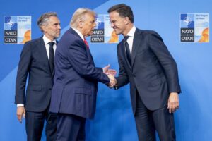 El secretario general de la OTAN, Mark Rutte (dcha.), junto con el primer ministro neerlandés saliente, Dick Schoof (izq.), recibe al presidente estadounidense, Donald Trump (centro), en el World Forum para la Cumbre de la OTAN en La Haya, el 25 de junio de 2025. EFE/EPA/KOEN VAN WEEL