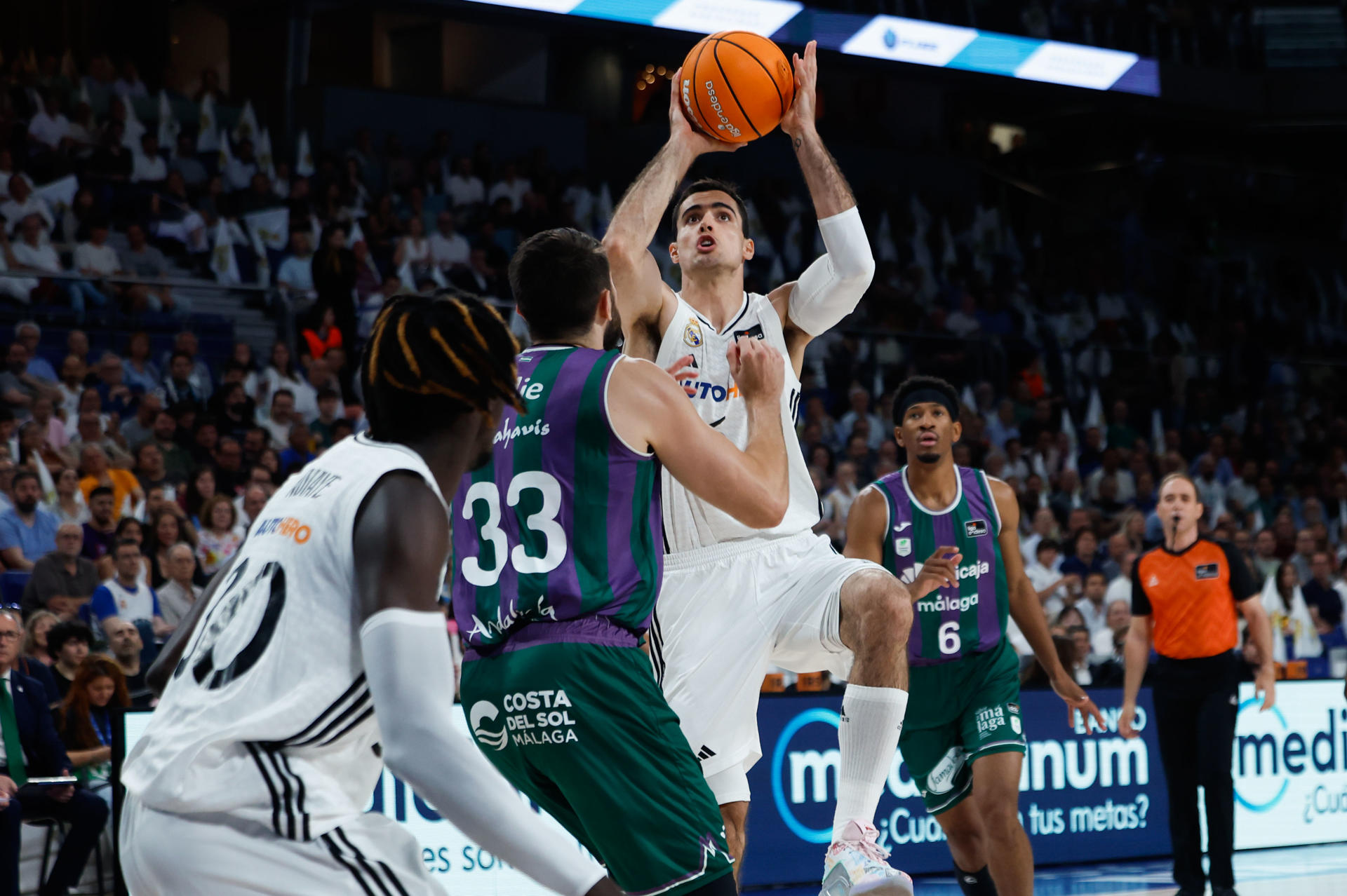 El alero del Real Madrid, Alberto Abalde (d), entra a canasta ante el ala-pivot francés de Unicaja, Killian Tillie, durante el primer partido de la semifinal de la Liga Endesa que disputaron en el Movistar Arena de Madrid. EFE / Juanjo Martín.