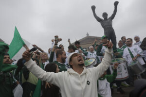 Aficionados de Palmeiras animan a su equipo frente a la estatua del boxeador Rocky Balboa en Filadelfia (Estados Unidos). EFE/ Andre Coelho