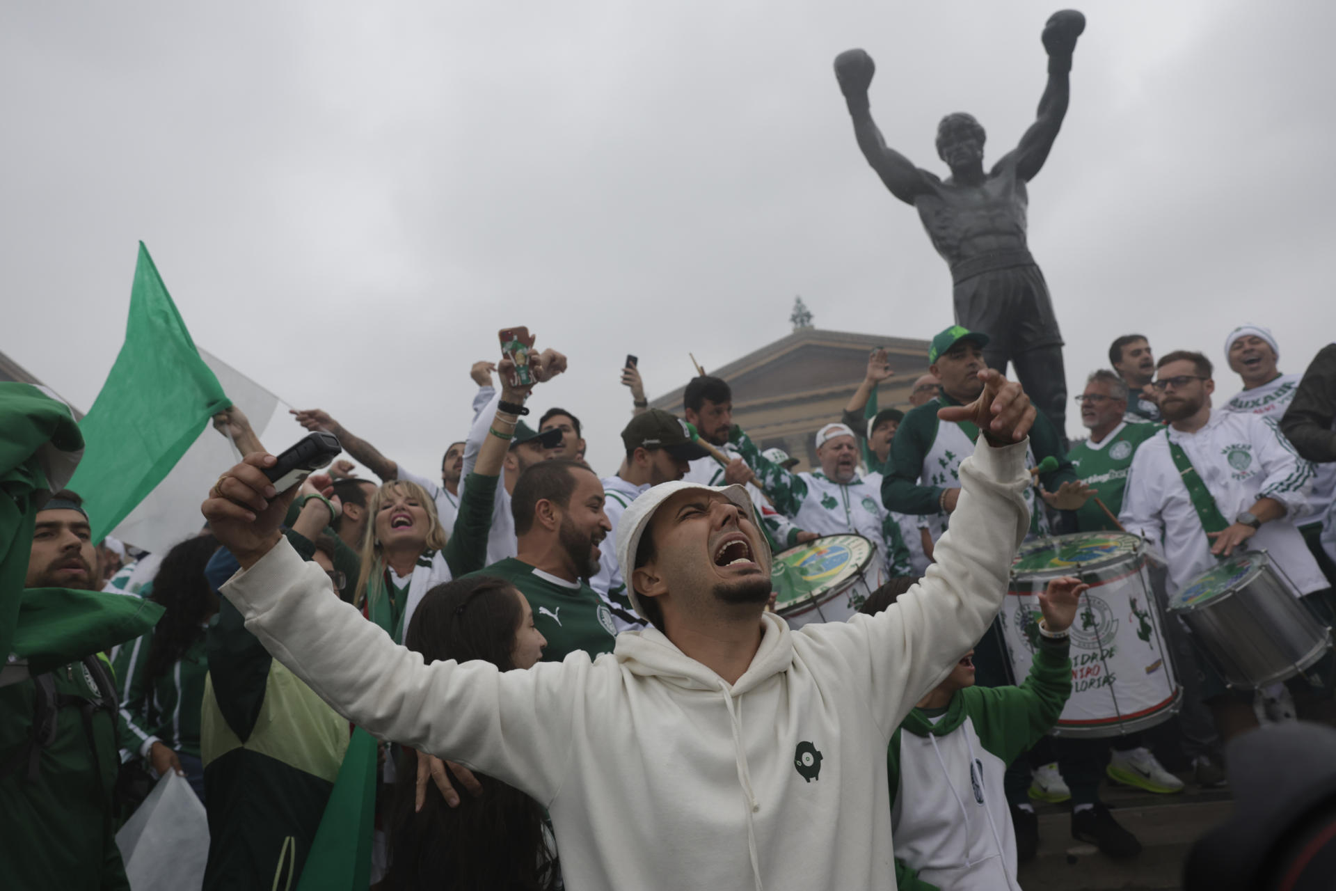Aficionados de Palmeiras animan a su equipo frente a la estatua del boxeador Rocky Balboa en Filadelfia (Estados Unidos). EFE/ Andre Coelho