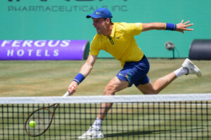 El tenista español Roberto Bautista se enfrenta al argentino Tomás Martín Etcheverry durante un partido del torneo de tenis sobre hierba Mallorca Championships, este martes, en el Mallorca Country Club, en Palma. EFE/ Miquel A. Borràs