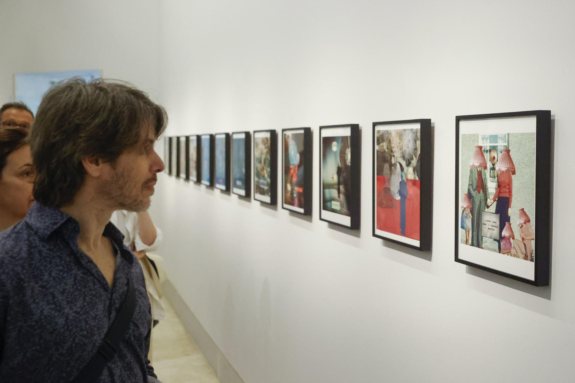 Varias personas observan algunas de las obras que la cineasta Isabel Coixet expone desde mañana 10 de junio, al 14 de septiembre en el Museo Thyssen-Bornemisza, en Madrid, una colección de 50 de sus 'collages' que forman la muestra 'Aprendizaje de la desobediencia'. EFE/ Mario Moron