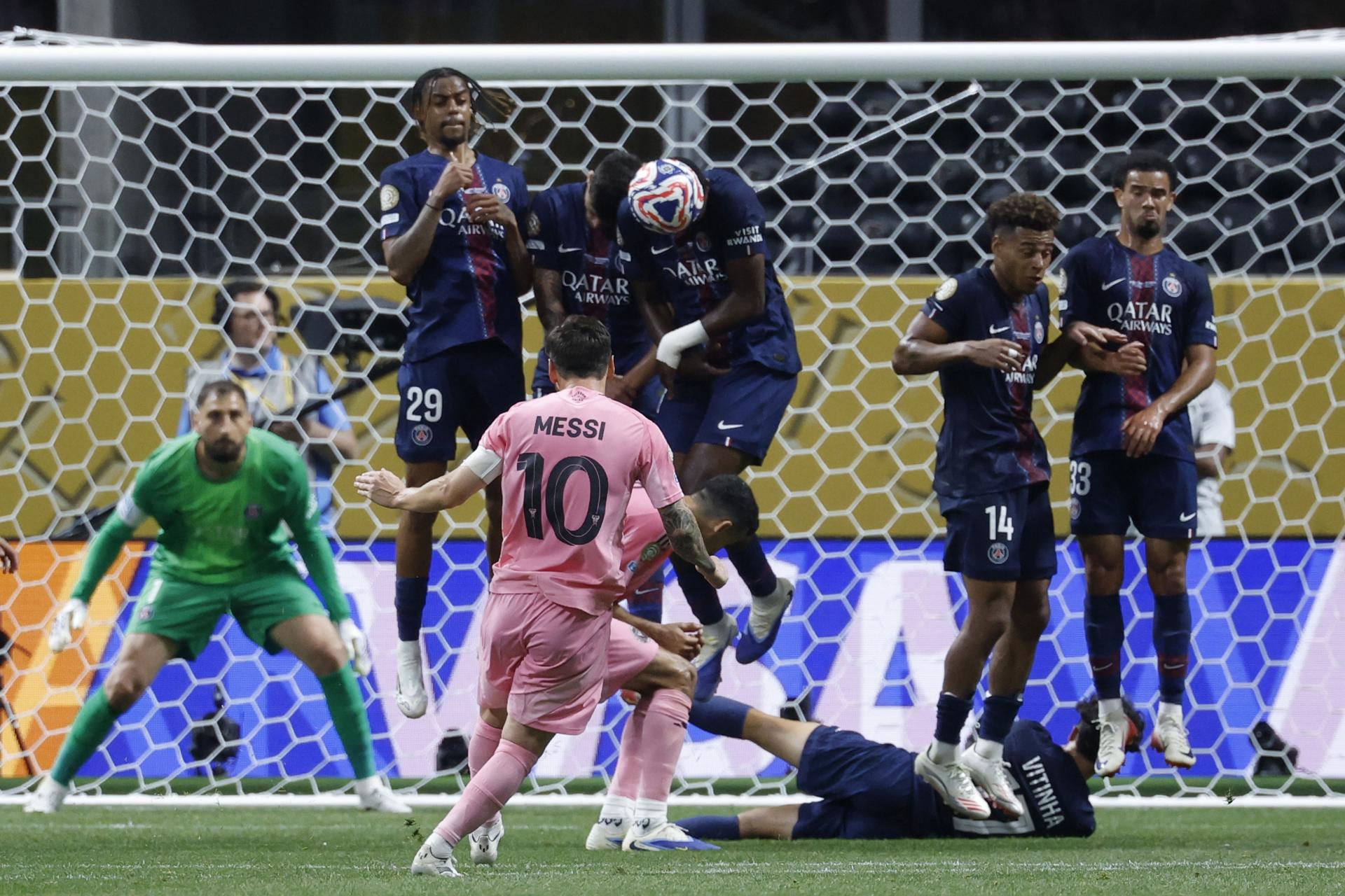 El balón cobrado por Lionel Messi se estrelló en la barrera, pero los hinchas celebraron el simple hecho de poder disfrutarlo. EFE/EPA/ERIK S. LESSER