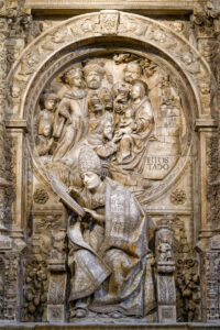 Detalle del sepulcro del obispo de Ávila, Alonso de Madrigal "El Tostado", obra del escultor Vasco de la Zarza, una de las principales obras que forman parte de la exposición "Vasco de la Zarza, 500 años", que se ha presentado este lunes, en la girola de la Catedral de Ávila (Castilla y León).EFE/ Raúl Sanchidrián