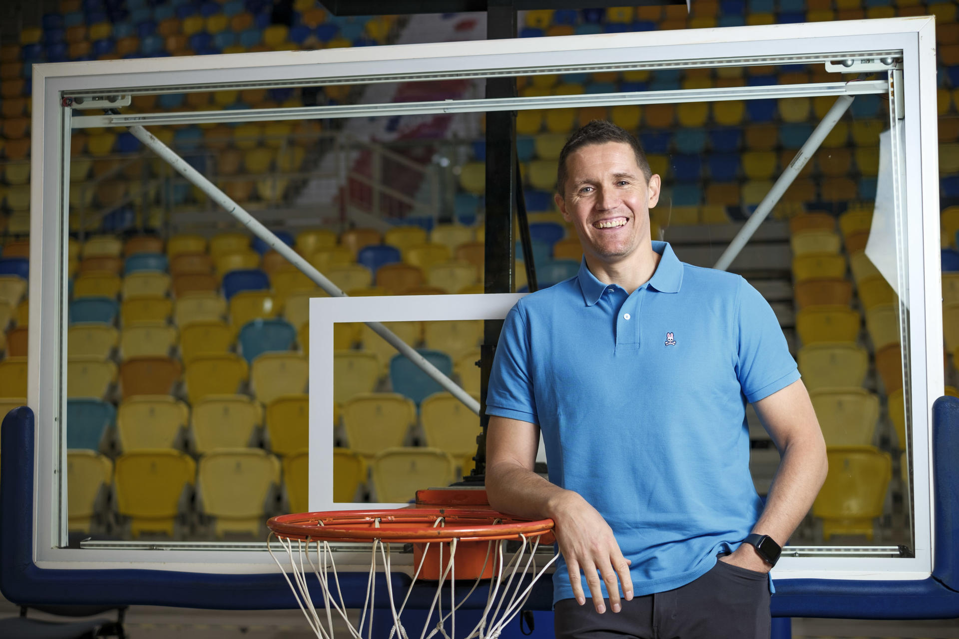 Tras alcanzar la final de Eurocopa, las semifinales de la Copa del Rey y luchar en los cuartos de final de Liga Endesa, el entrenador del Dreamland Gran Canaria, Jaka Lakovic, se declara "muy satisfecho" por la campaña 2024/2025 y recuerda que para ganar trofeos o sellar objetivos tienesque crear las oportunidades, y lo hemos hecho". En la imagen, Jaka Lakovic durante su entrevista con EFE. EFE/Ángel Medina G.