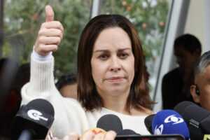 La esposa del senador y precandidato presidencial colombiano Miguel Uribe Turbay, María Claudia Tarazona, habla con la prensa este martes, en la Clínica Fundación Santa Fe, en Bogotá (Colombia). EFE/ Mauricio Dueñas Castañeda
