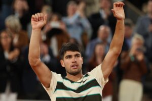 Roland Garros contará por tercer año consecutivo en semifinales con el español Carlos Alcaraz, defensor del título y que ganó al estadounidense Tommy Paul por 6-0, 6-1 y 6-4. EFE/EPA/MOHAMMED BADRA