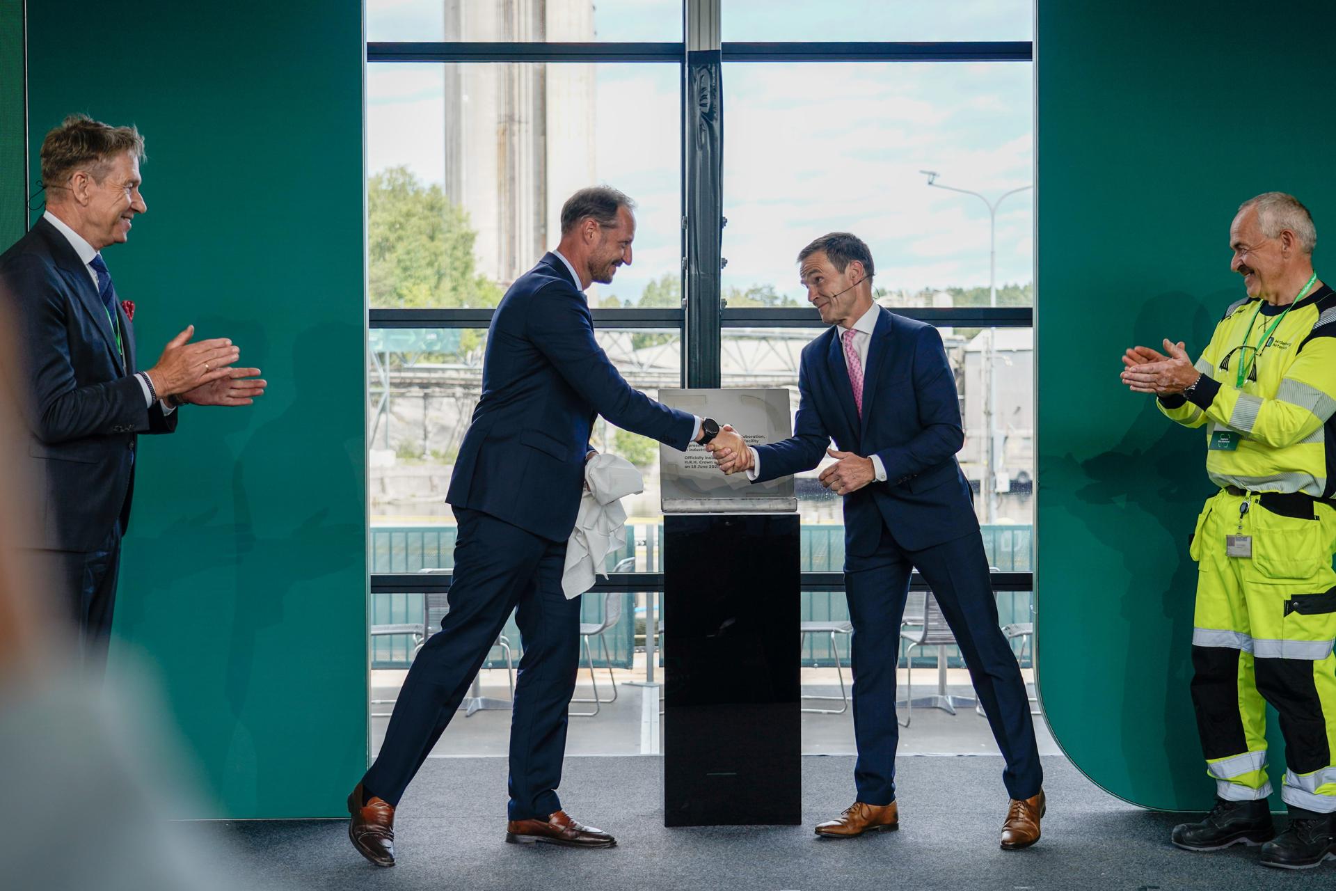 El príncipe heredero de Noruega Haakon (izq) y el consejero delegado de Materiales de Heidelberg, Dominik von Achten (dcha), antes de la ceremonia de inauguración este miércoles en Brevik (este) de una planta de captura de dióxido de carbono (CO2) que completa un macroproyecto que incluye también su almacenamiento y transporte, la mayor inversión climática en la historia de este país. EFE/EPA/GORM KALLESTAD NORWAY OUT