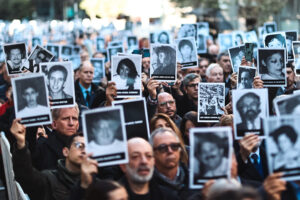 Fotografía de archivo de un acto en rechazo al atentado a la Asociación Mutual Israelita Argentina (AMIA). EFE/ Juan Ignacio Roncoroni