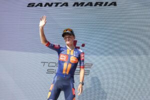 El británico Oscar Onley (Picnic PostNL) celebra su victoria después de un duelo por todo lo alto con el portugués Joao Almeida (UAE), en la quinta etapa de la Vuelta a Suiza. EFE/EPA/GIAN EHRENZELLER