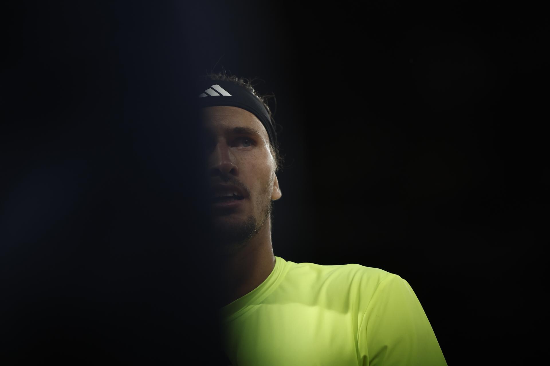El alemán Alexander Zverev durante su partido de cuartos de final de Roland Garros ante els erbio Novak Djokovic. EFE/EPA/YOAN VALAT