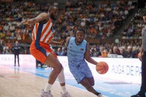 El base estadounidense del Morabanc Andorra Jerrick Harding (d) entra a canasta ante el pívot senegalés del Leyma Básquet Coruña, Atoumane Diagne (i), en una imagen de archivo de esta temporada. EFE/Cabalar