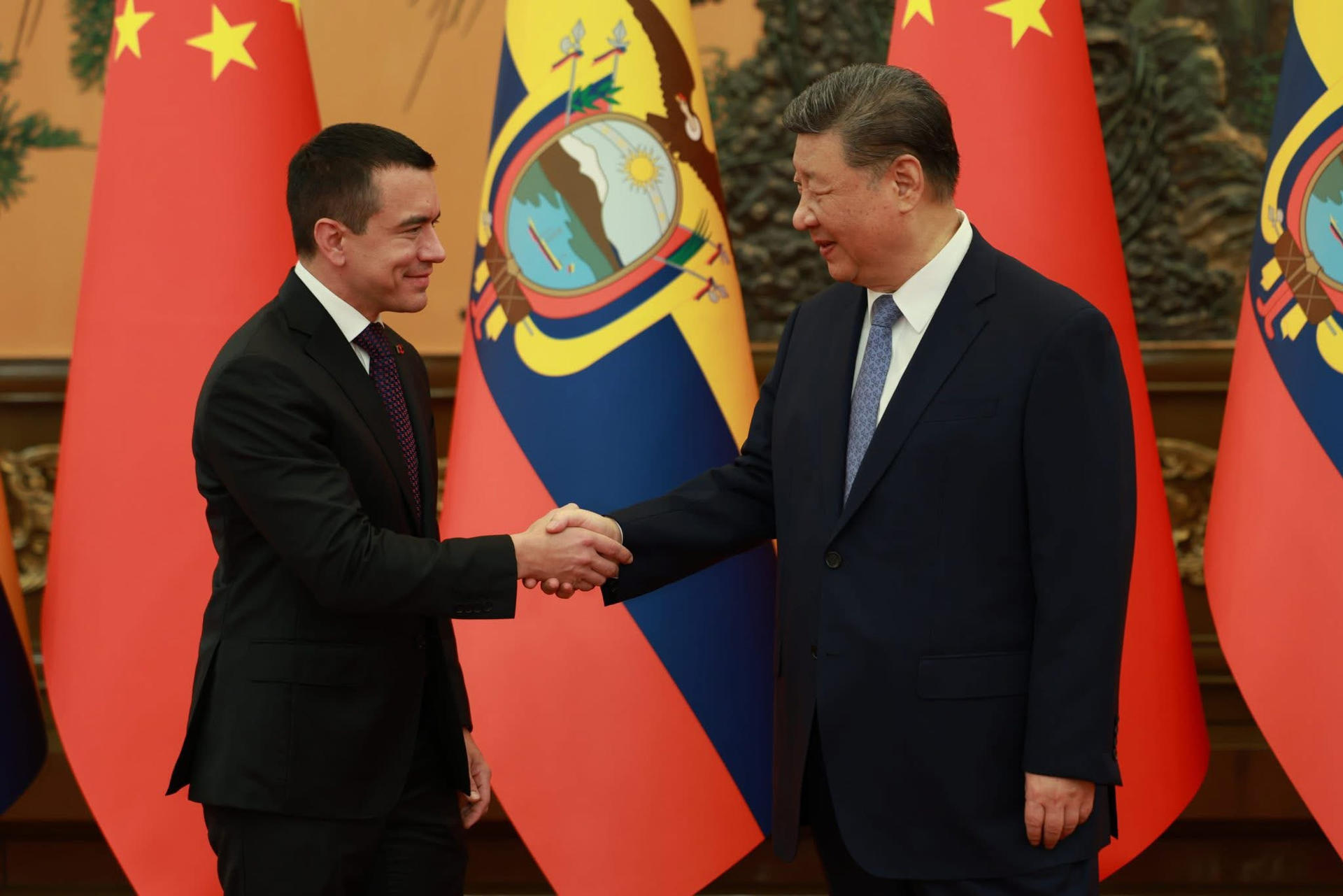 Fotografía cedida por la presidencia de Ecuador de su mandatario Daniel Noboa (i), saludando a su homologo chino Xi Jinping, durante una reunión este viernes, en Pekin (China). Los gobiernos de China y Ecuador firmaron este viernes en Pekín un plan de cooperación para promover la iniciativa de las Nuevas Rutas de la Seda, el ambicioso proyecto global de infraestructuras y conectividad impulsado por el gigante asiático. EFE/ Presidencia de Ecuador / SOLO USO EDITORIAL/SOLO DISPONIBLE PARA ILUSTRAR LA NOTICIA QUE ACOMPAÑA (CRÉDITO OBLIGATORIO)