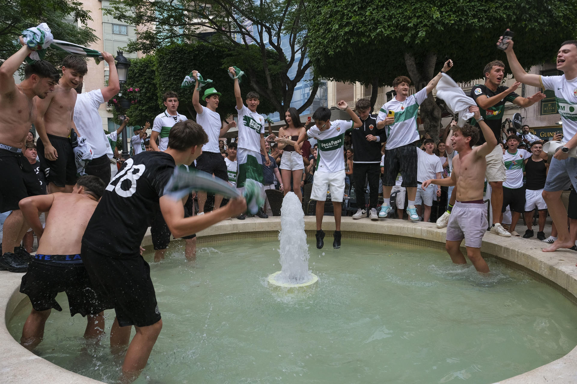 Aficionados del Elche celebran la victoria del equipo en el centro de Elche tras el partido contra el Deportivo, este domingo.. EFE /Pablo Miranzo