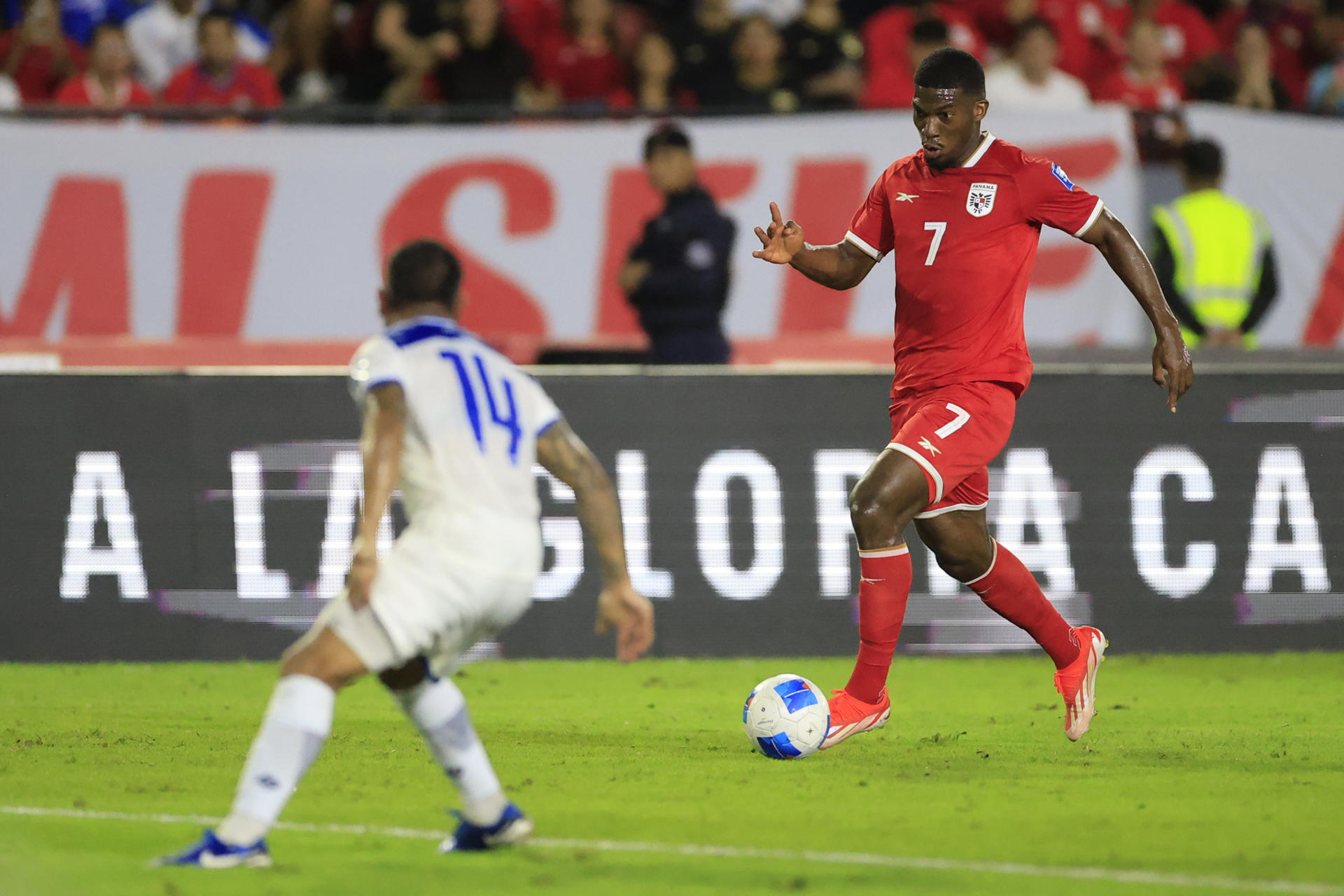Azarias Londoño (d) de Panamá disputa el balón con Jason Coronel de Nicaragua. EFE/ Bienvenido Velasco
