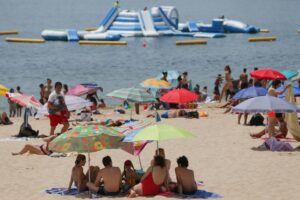 Numerosas personas toman el sol en la playa de Santo Amaro en Oeiras, cerca de Lisboa, Portugal, en una imagen de archivo. EFE/ Tiago Petinga