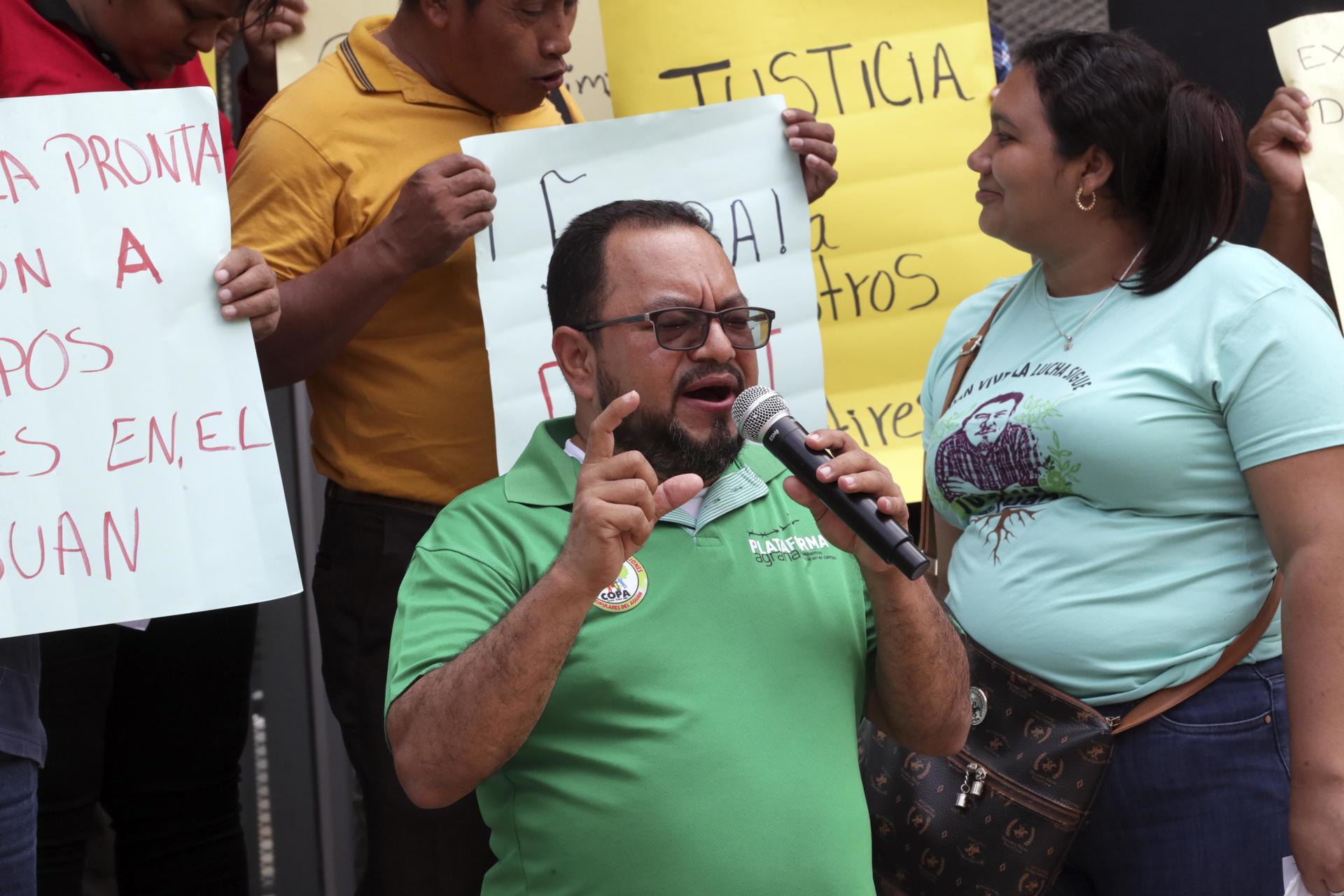 El portavoz de la Plataforma Agraria, Yony Rivas, habla durante una conferencia de prensa este martes, frente a las instalaciones de Ministerio Publico en Tegucigalpa (Honduras). EFE/ Gustavo Amador