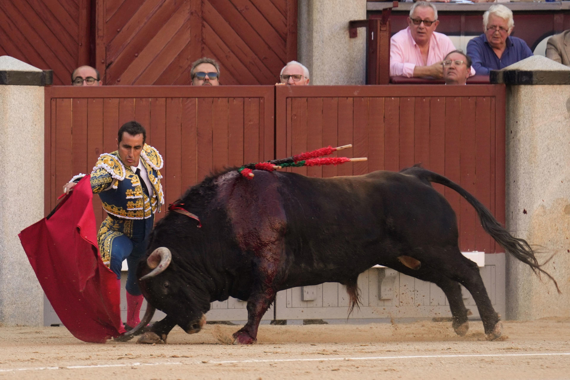 El matador español el Fandi actúa en la corrida de toros de la feria de San Isidro en la plaza de toros de las Ventas en Madrid, centro de España, el 06 de junio de 2025. EFE/ Borja Sánchez-trillo