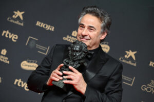 Imagen de archivo del actor Eduard Fernández tras recibir el Goya a mejor actor protagonista por su trabajo en ´Marco´ en la 39 edición de los Premios Goya. EFE/Miguel Ángel Molina