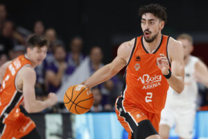 El escolta del Valencia Basket Josep Puerto con el balón durante el segundo partido de la final de la Liga Endesa que Real Madrid y Valencia Basket disputaron en el Movistar Arena, en Madrid. EFE/ Mariscal