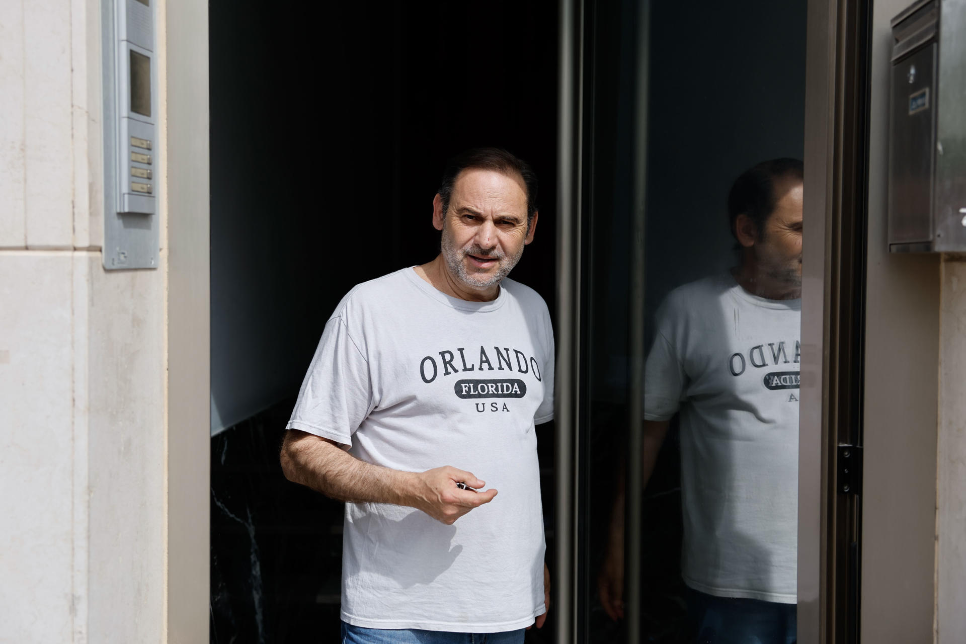 El exministro José Luis Ábalos realiza declaraciones a los medios de comunicación este martes, tras el registro por agentes de la Unidad Central Operativa (UCO) de la Guardia Civil de su vivienda en València, en el marco de la investigación abierta contra él en el Tribunal Supremo por el denominado caso Koldo.- EFE/ Ana Escobar