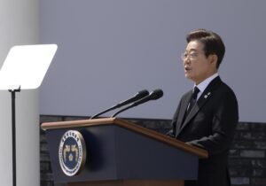 El nuevo presidente surcoreano, Lee Jae-myung, pronuncia un discurso durante una ceremonia para conmemorar el 70.º Día de los Caídos en Guerra en el Cementerio Nacional de Seúl, Corea del Sur, el 6 de junio de 2025. EFE/EPA/JEON HEON-KYUN / POOL