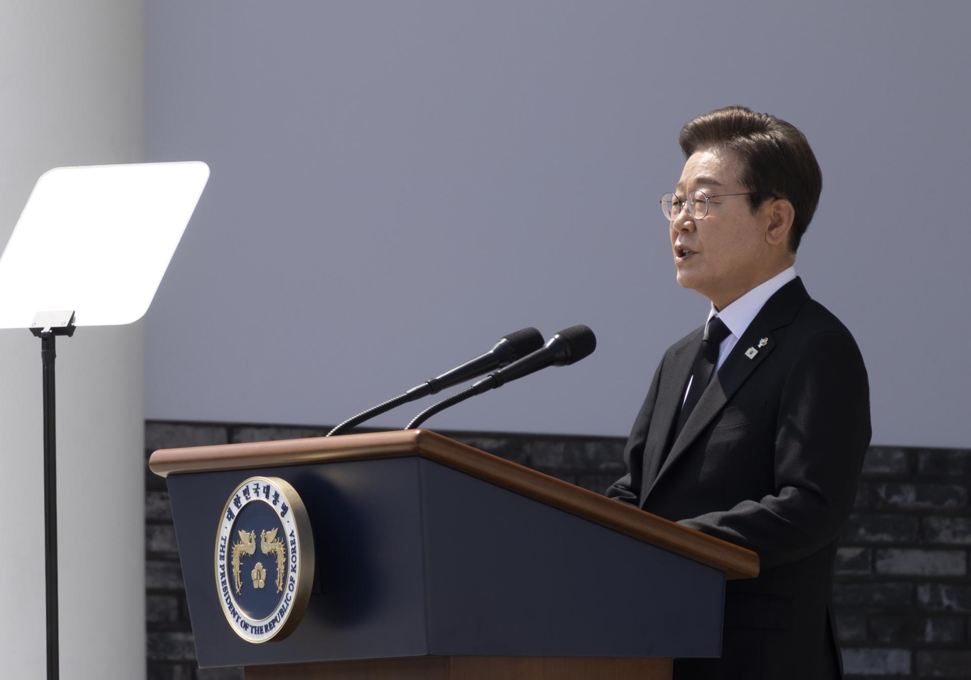 El nuevo presidente surcoreano, Lee Jae-myung, pronuncia un discurso durante una ceremonia para conmemorar el 70.º Día de los Caídos en Guerra en el Cementerio Nacional de Seúl, Corea del Sur, el 6 de junio de 2025. EFE/EPA/JEON HEON-KYUN / POOL