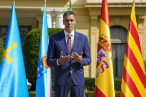 El presidente del Gobierno, Pedro Sánchez, hace una declaración en el marco de la XXVIII Conferencia de Presidentes que se celebra este viernes en el Palau de Pedralbes, en Barcelona. EFE/Alejandro García
