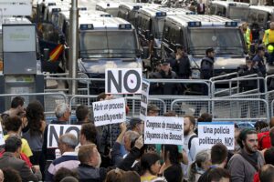 Imagen del 26 de septiembre de 20212. Concentración en las inmediaciones del Congreso de los Diputados en Madrid, ante al cordón policial para impedir el acceso a la Cámara Baja. . EFE/Kote Rodrigo