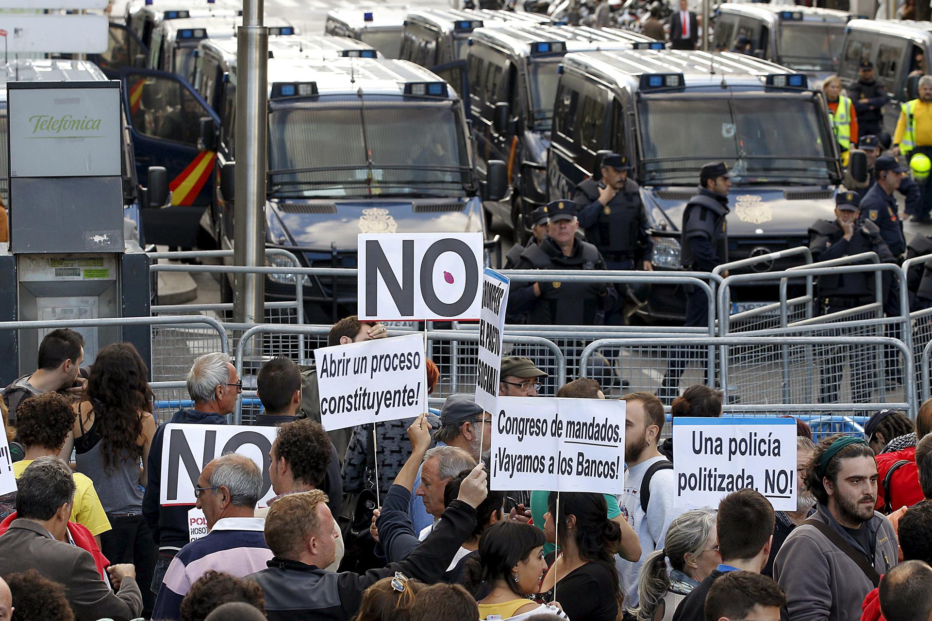 Imagen del 26 de septiembre de 20212. Concentración en las inmediaciones del Congreso de los Diputados en Madrid, ante al cordón policial para impedir el acceso a la Cámara Baja. . EFE/Kote Rodrigo