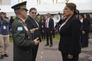 La presidenta de Honduras, Xiomara Castro (d), saluda al jefe del Estado Mayor Conjunto de las Fuerzas Armadas de Honduras, general Roosevelt Hernández, durante un evento este viernes, en Tegucigalpa (Honduras). EFE/STR