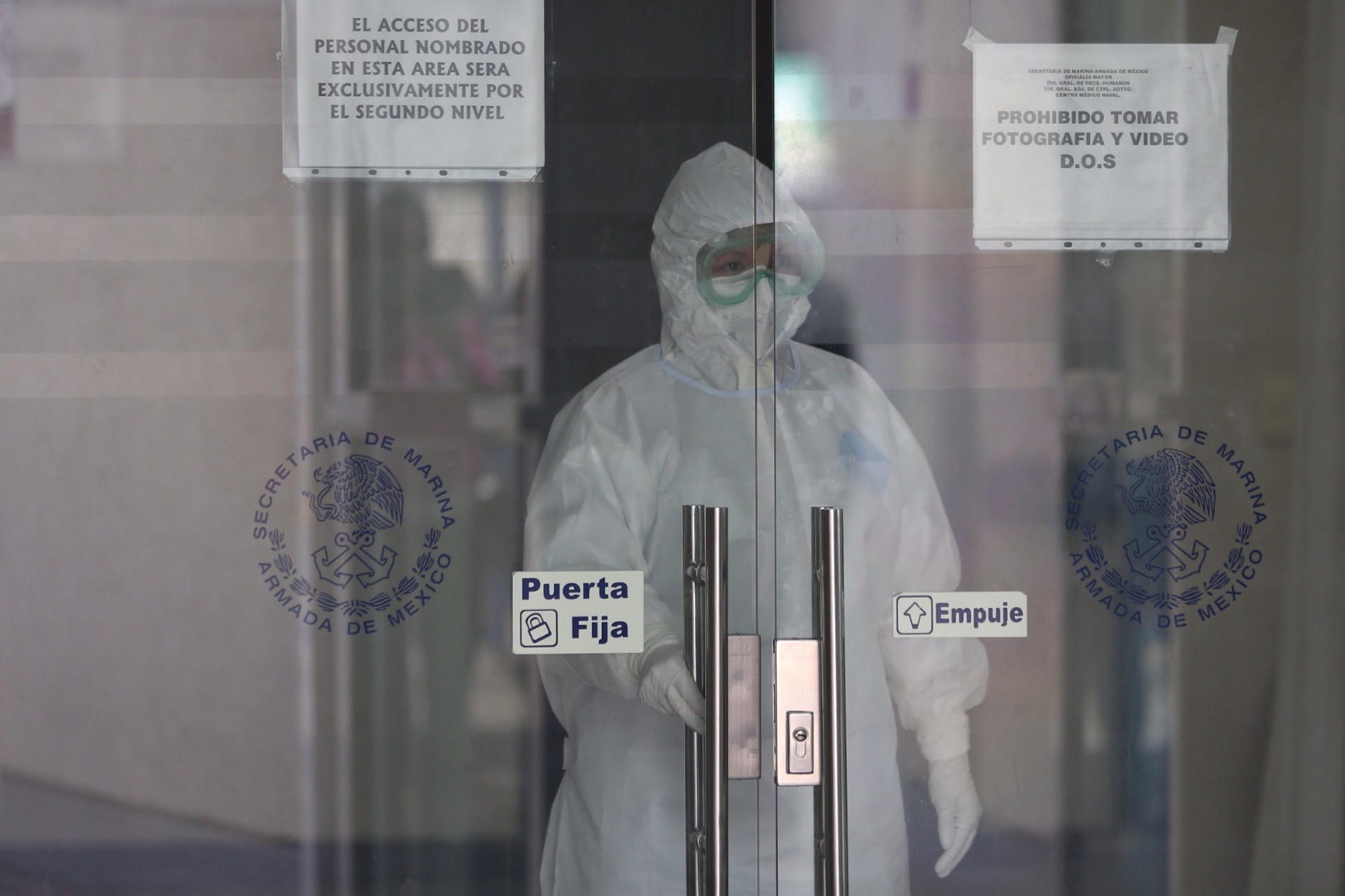 Fotografía de archivo de una persona en el Centro Médico Naval en Ciudad de México (México). EFE/ Sáshenka Gutiérrez /ARCHIVO