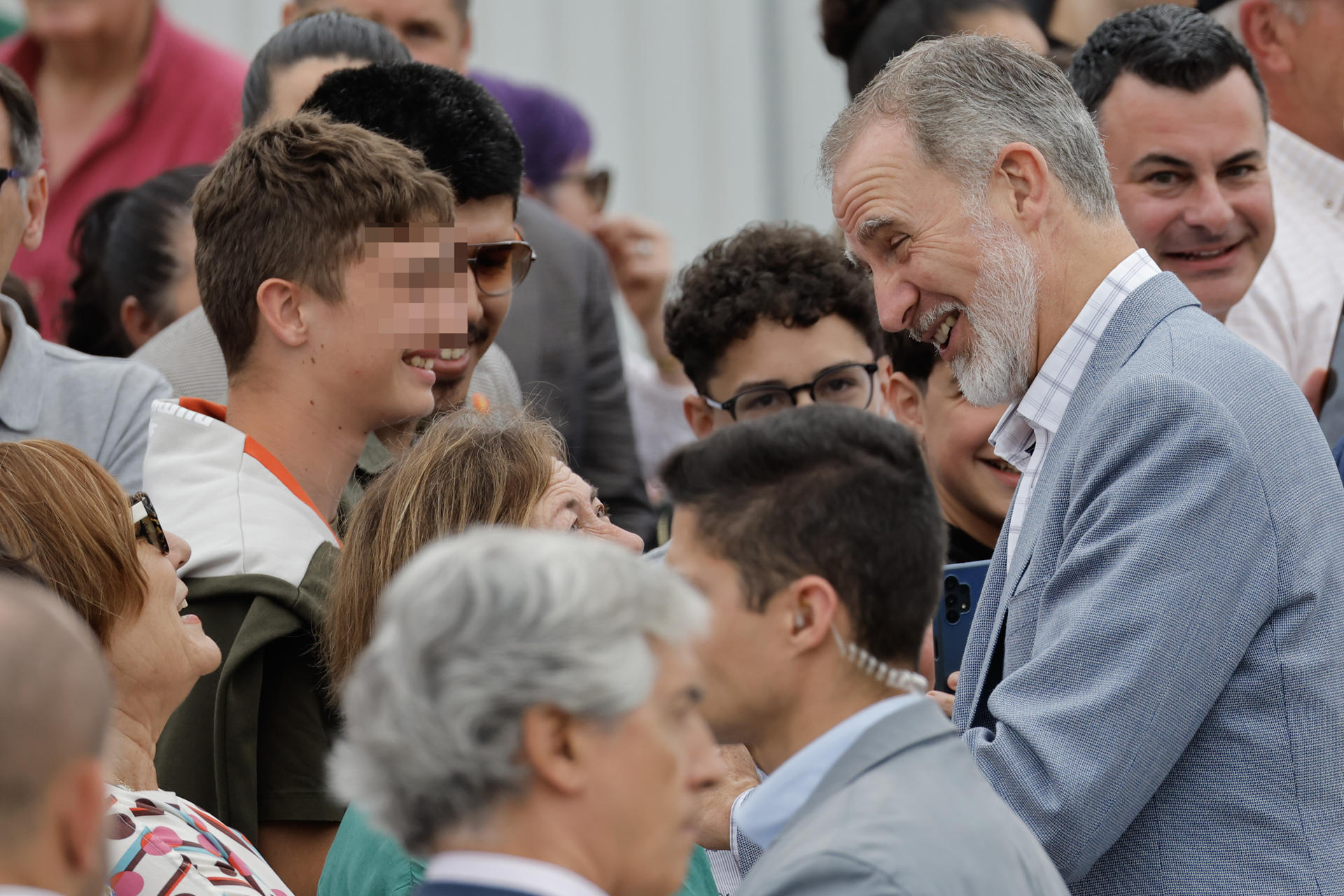 El rey Felipe VI (d) saluda a un grupo de ciudadanos durante su vista a la localidad de Burela (Lugo) para interesarse de primera mano por la realidad del sector pesquero de A Mariña lucense. EFE/ Lavandeira Jr.
