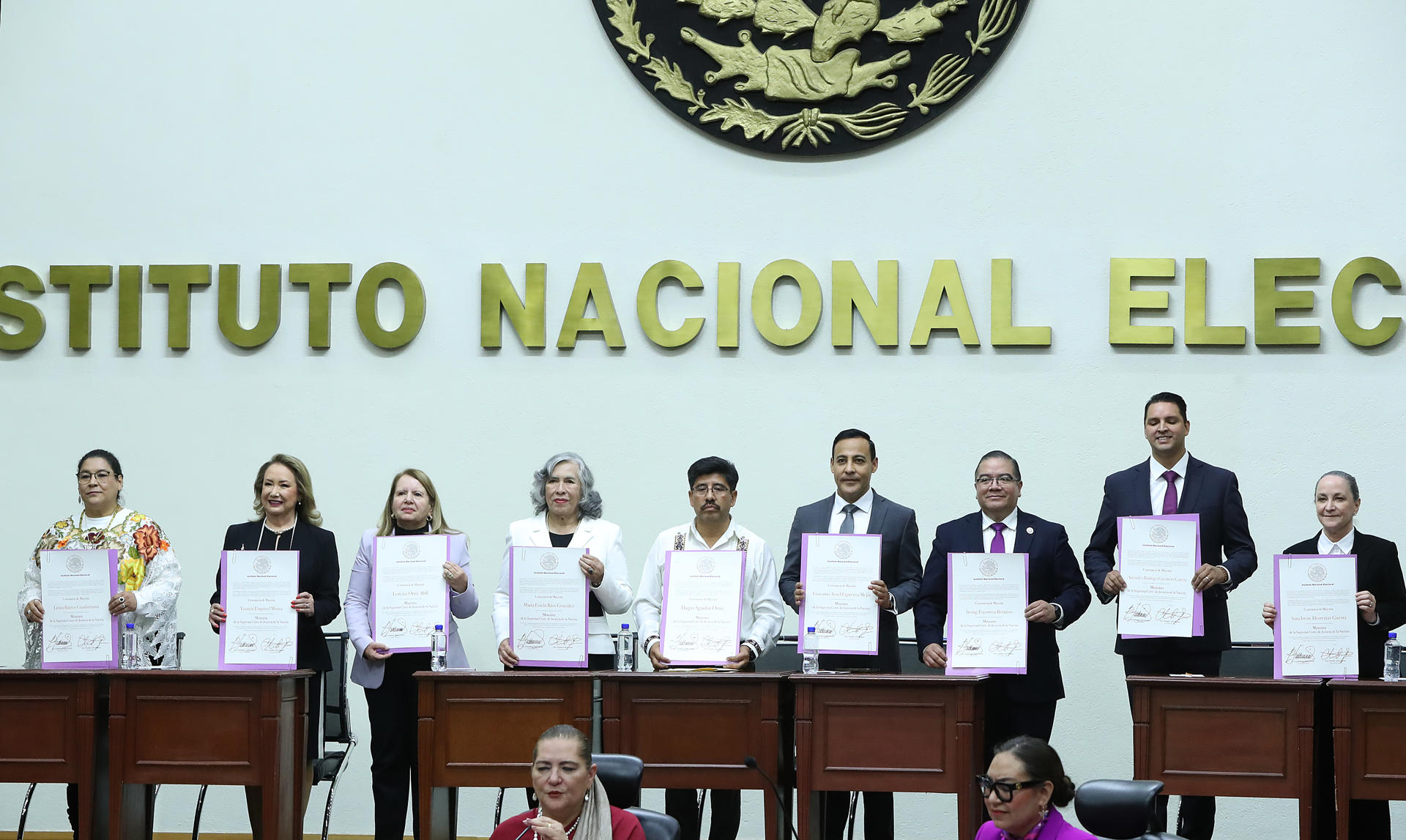 Desde la izquierda: Lenia Batres, Yasmín Esquivel, Loretta Ortiz, María Estela Ríos, Hugo Aguilar, Guiovanni Azael Figueroa, Irving Espinosa, Arístides Rodrigo Guerrero y Sara Irene Herrerías posan con sus constancias de mayoría a ministros electos de la Suprema Corte de Justicia de la Nación (SCJN), entregados por el Instituto Nacional Electoral (INE) este domingo, en Ciudad de México (México). EFE/ Mario Guzmán