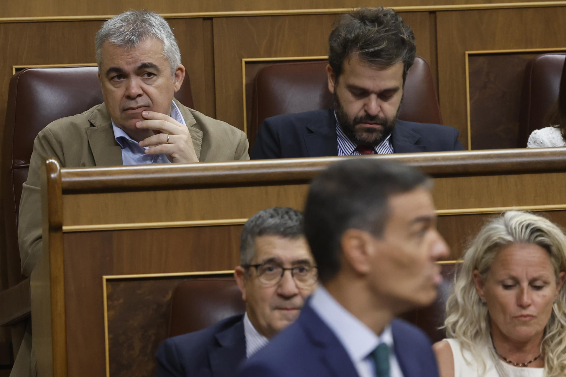 El diputado socialista Santos Cerdán y el presidente del Gobierno, Pedro Sánchez, durante la sesión de control al Ejecutivo este miércoles en el Congreso. EFE/ JUAN CARLOS HIDALGO