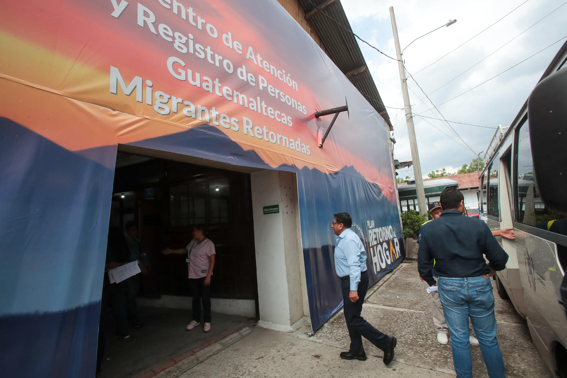 Personas asisten a la inauguración del nuevo centro de atención para migrantes deportados este lunes, en la Ciudad de Guatemala (Guatemala). El nuevo espacio para los migrantes deportados fue bautizado como Centro de Atención y Registro (CAR), el cual tendrá una capacidad para atender a 150 personas y estará bajo la administración del Instituto Guatemalteco de Migración. EFE/ STR